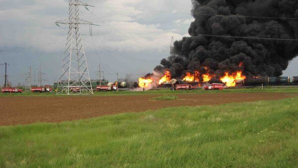 Пожар на месте столкновения грузовика и поезда в Волгоградской области Пожар на месте столкновения грузовика и поезда в Волгоградской области