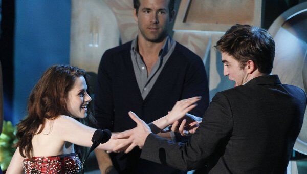 Роберт Пэттинсон и Кристен Стюарт на церемонии вручения премии MTV Movie Awards Роберт Пэттинсон и Кристен Стюарт на церемонии вручения премии MTV Movie Awards