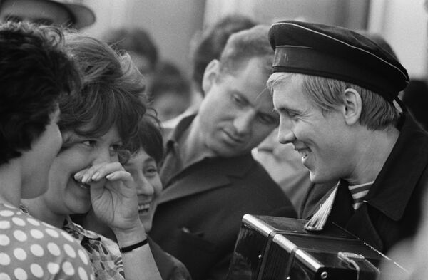 Спектакль Десять дней, которые потрясли мир американского журналиста Джона Сайласа Рида Спектакль Десять дней, которые потрясли мир американского журналиста Джона Сайласа Рида