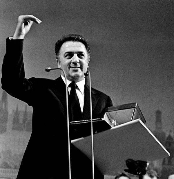 Фредерико Феллини получает Большой приз ММКФ за фильм 8 1/2. 1963 год Фредерико Феллини получает Большой приз ММКФ за фильм 8 1/2. 1963 год