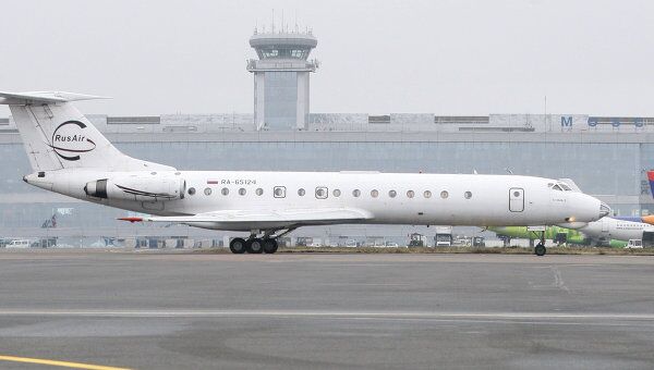Самолет ТУ-134 в аэропорту Домодедово. Архив Самолет ТУ-134 в аэропорту Домодедово. Архив