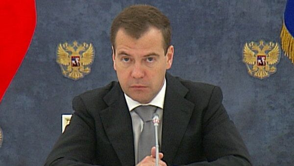Медведев требует обеспечить эффективную децентрализацию полномочий властей Медведев требует обеспечить эффективную децентрализацию полномочий властей