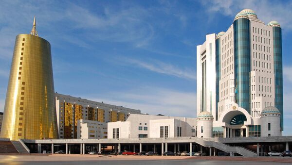 Здание парламента Республики Казахстан (справа). Архивное фото Здание парламента Республики Казахстан (справа). Архивное фото