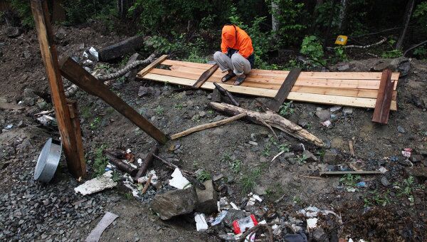 Саперы проводят работы на месте взрыва боевого снаряда во Владивостоке Саперы проводят работы на месте взрыва боевого снаряда во Владивостоке