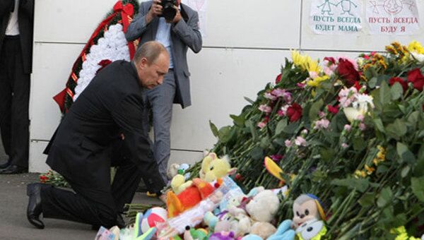 Путин принес цветы к стихийному мемориалу жертвам Булгарии в Казани Путин принес цветы к стихийному мемориалу жертвам Булгарии в Казани