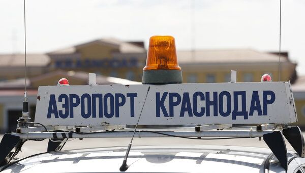 Надпись на спецмашине Аэропорт Краснодар. Архивное фото Надпись на спецмашине Аэропорт Краснодар. Архивное фото