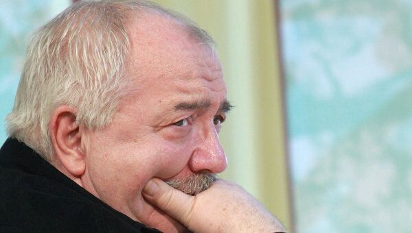 Режиссер Роберт Стуруа Режиссер Роберт Стуруа