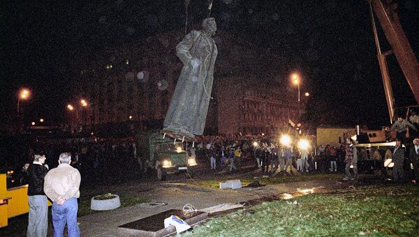 Демонтаж памятника Ф.Э.Дзержинскому в Москве. Архивное фото Демонтаж памятника Ф.Э.Дзержинскому в Москве. Архивное фото