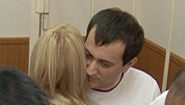 Отпущенный под домашний арест Урумов первым делом обнял жену Отпущенный под домашний арест Урумов первым делом обнял жену