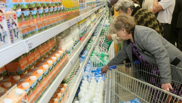 Покупатели в молочном отделе Покупатели в молочном отделе