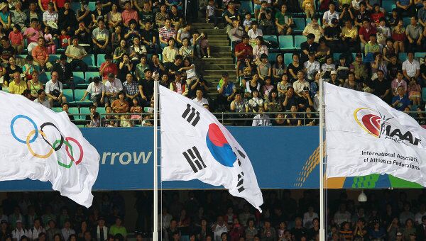 Флаг Международной ассоциации легкоатлетических федераций (IAAF) Флаг Международной ассоциации легкоатлетических федераций (IAAF)