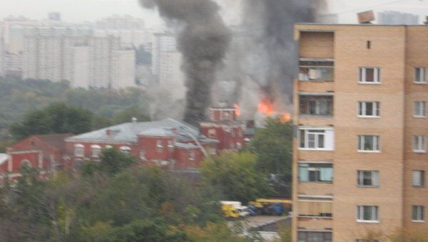 На западе Москвы загорелась швейная фабрика На западе Москвы загорелась швейная фабрика