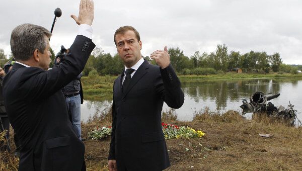 Президент РФ Д.Медведев возложил цветы на месте крушения самолета Як-42 под Ярославлем Президент РФ Д.Медведев возложил цветы на месте крушения самолета Як-42 под Ярославлем