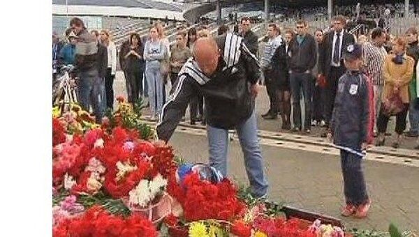 Тысячи людей почтили память хоккеистов Локомотива в Минске Тысячи людей почтили память хоккеистов Локомотива в Минске