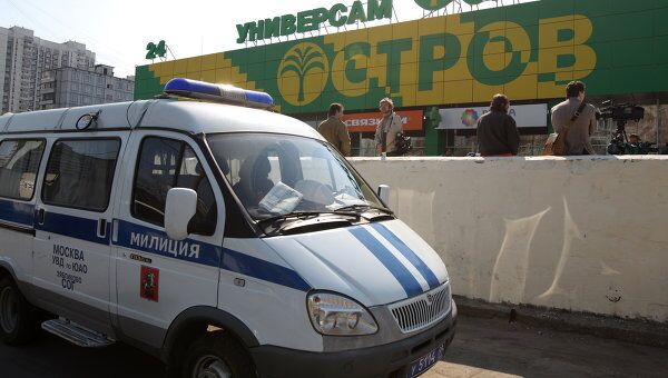 Супермаркет Остров на улице Шипиловской в Москве, где майором милиции Евсюковым были застрелены трое и ранены шестеро человек. Супермаркет Остров на улице Шипиловской в Москве, где майором милиции Евсюковым были застрелены трое и ранены шестеро человек.