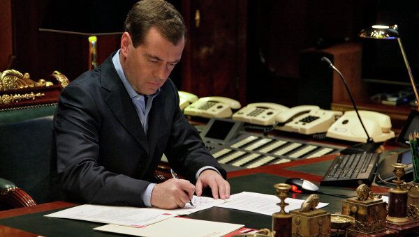 Президент РФ Д.Медведев в рабочем кабинете. Архив Президент РФ Д.Медведев в рабочем кабинете. Архив