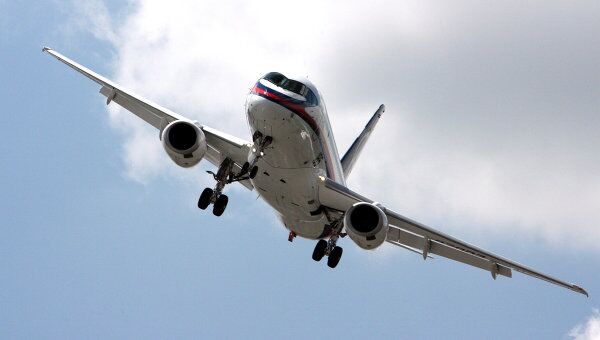 Полет самолета Sukhoi Superjet 100. Архив Полет самолета Sukhoi Superjet 100. Архив