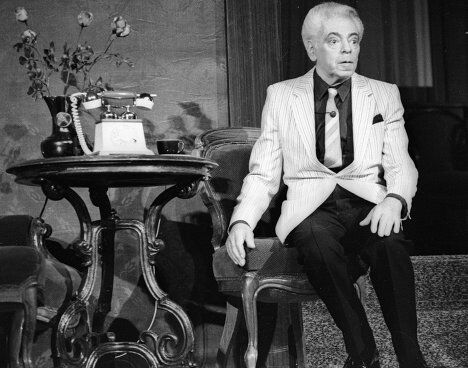 Аркадий Райкин во время выступления Аркадий Райкин во время выступления