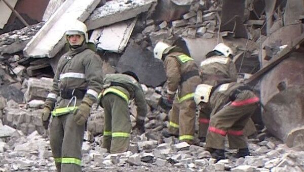 Спасатели разбирают завалы на месте взрыва в Брянской области Спасатели разбирают завалы на месте взрыва в Брянской области
