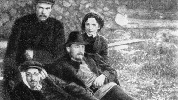 Яков Михайлович Свердлов среди ссыльных большевиков в Нарыме. 1910 год Яков Михайлович Свердлов среди ссыльных большевиков в Нарыме. 1910 год