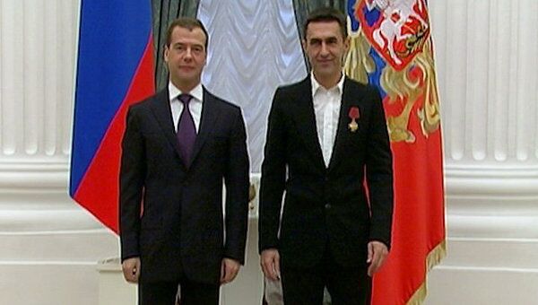 Медведев вручил ордена Бутусову и Бекмамбетову на необычном награждении Медведев вручил ордена Бутусову и Бекмамбетову на необычном награждении