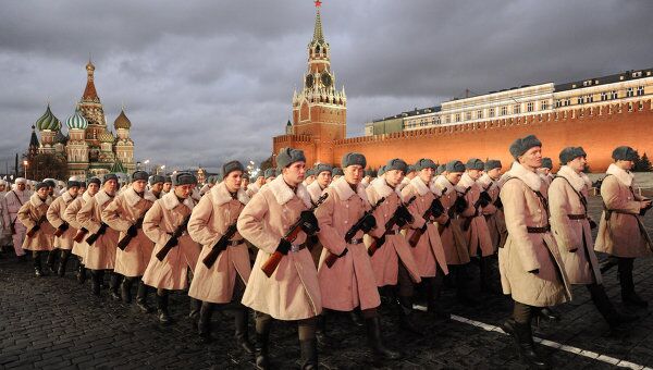 Репетиция торжественного марша в честь 70-й годовщины парада 7 ноября 1941 года Репетиция торжественного марша в честь 70-й годовщины парада 7 ноября 1941 года