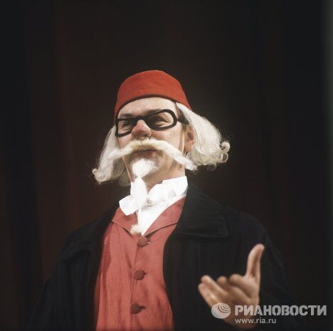 Юрий Яковлев в роли Панталоне в сцене из спектакля Принцесса Турандот (1971) Юрий Яковлев в роли Панталоне в сцене из спектакля Принцесса Турандот (1971)