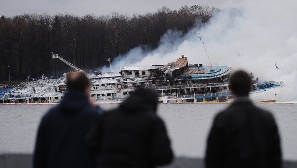 Пожар на борту загоревшегося в Москве трехпалубного теплохода Сергей Абрамов Пожар на борту загоревшегося в Москве трехпалубного теплохода Сергей Абрамов