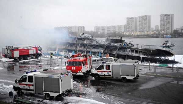Пожар на борту загоревшегося в Москве трехпалубного теплохода Сергей Абрамов Пожар на борту загоревшегося в Москве трехпалубного теплохода Сергей Абрамов