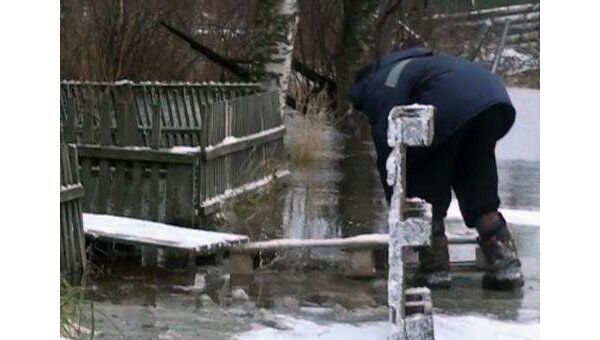 Жители Архангельска строят деревянные настилы, чтобы спастись от потопа Жители Архангельска строят деревянные настилы, чтобы спастись от потопа