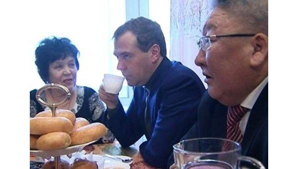 Медведев выпил чаю с пирожками в хоромах якутских переселенцев Медведев выпил чаю с пирожками в хоромах якутских переселенцев