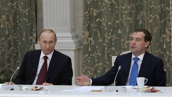 Встреча Д.Медведева и В.Путина с пенсионерами и ветеранами в Кремле Встреча Д.Медведева и В.Путина с пенсионерами и ветеранами в Кремле