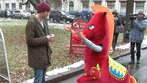 Конь Долбак на коленях умолял москвичей бросить курить Конь Долбак на коленях умолял москвичей бросить курить