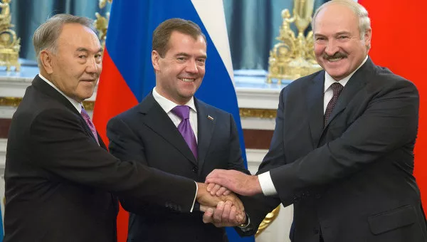 Рукопожатие Д.Медведева, А.Лукашенко и Н.Назарбаева
