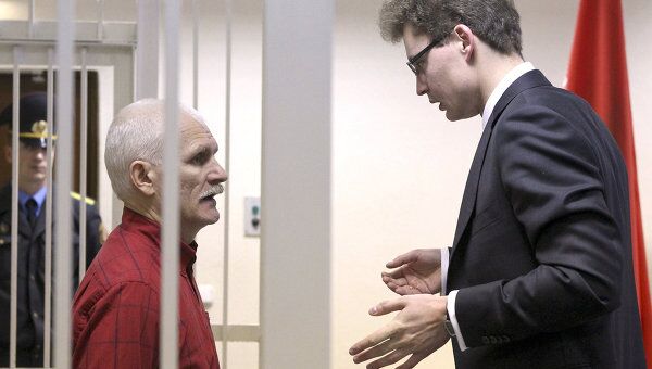 Оглашение приговора правозащитнику Алесю Беляцкому Оглашение приговора правозащитнику Алесю Беляцкому