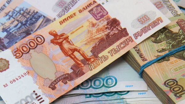 Рублевые купюры разного достоинства. Архивное фото Рублевые купюры разного достоинства. Архивное фото