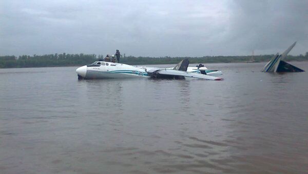 Аварийная посадка самолета Ан-24 на Оби, архивное фото Аварийная посадка самолета Ан-24 на Оби, архивное фото