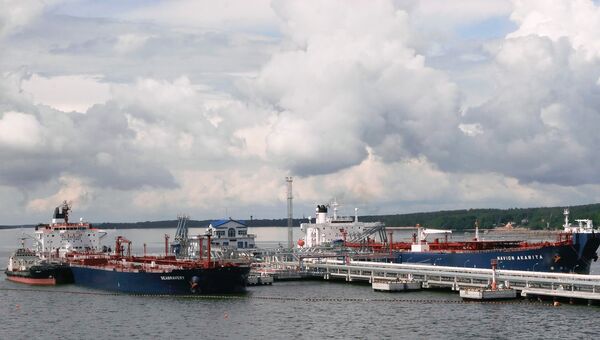 Нефтеналивной портовый терминал. Архивное фото Нефтеналивной портовый терминал. Архивное фото