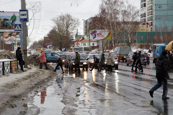 Большие лужи затруднили движение по дорогам Томска Большие лужи затруднили движение по дорогам Томска