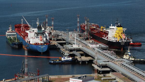 Заливка нефтепродуктов в танкеры. Архивное фото Заливка нефтепродуктов в танкеры. Архивное фото