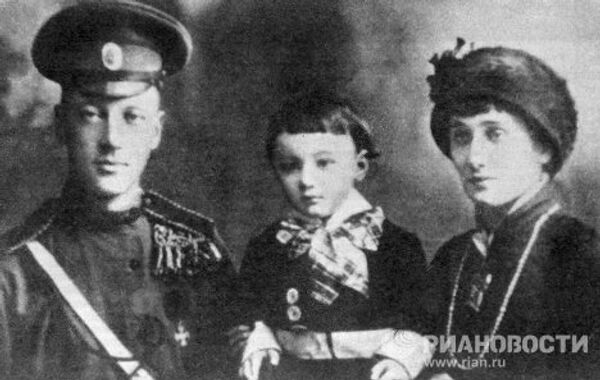 Поэты Николай Гумилев и Анна Ахматова с сыном Львом Поэты Николай Гумилев и Анна Ахматова с сыном Львом