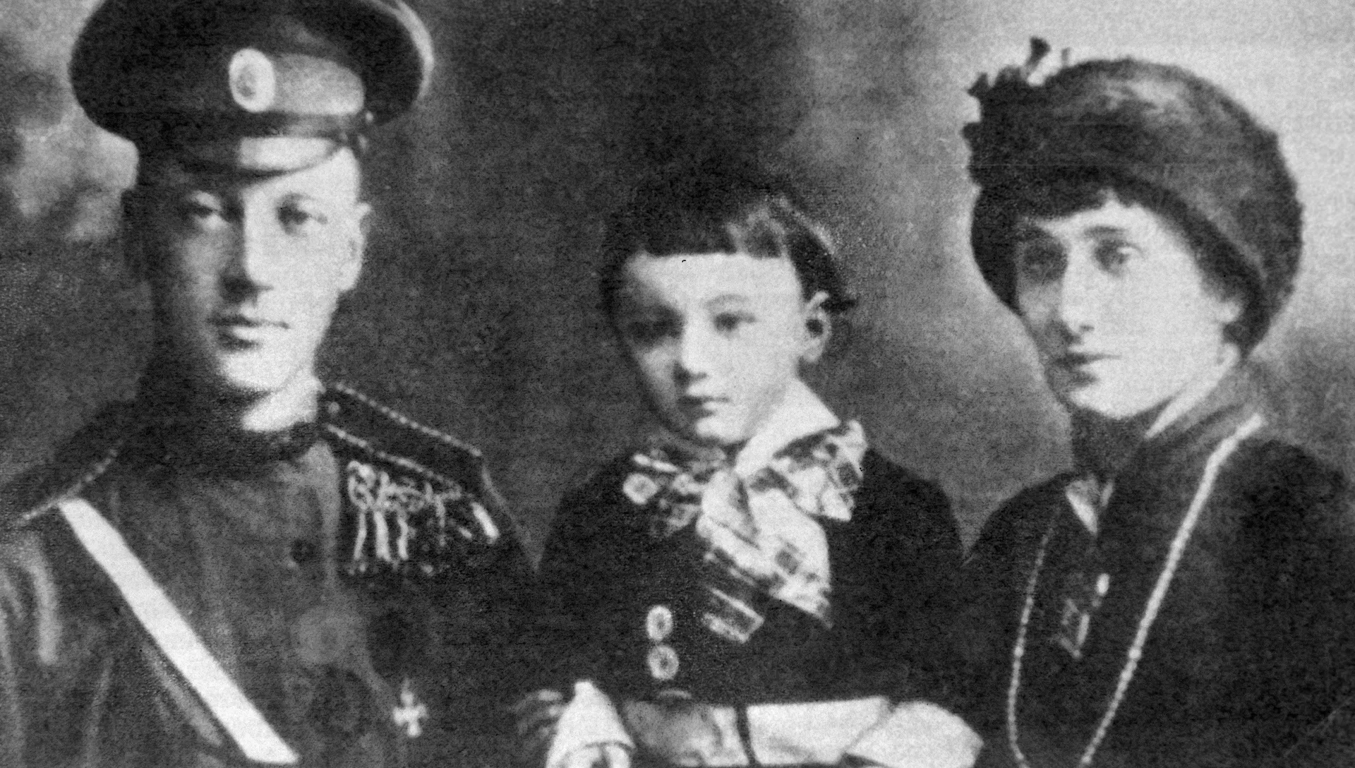 Поэты Николай Гумилев и Анна Ахматова с сыном Львом - РИА Новости, 1920, 15.02.2021