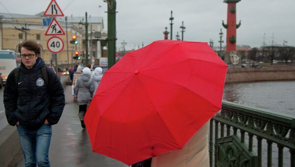 Пешеходы на Дворцовом мосту в Петербурге. Архив Пешеходы на Дворцовом мосту в Петербурге. Архив
