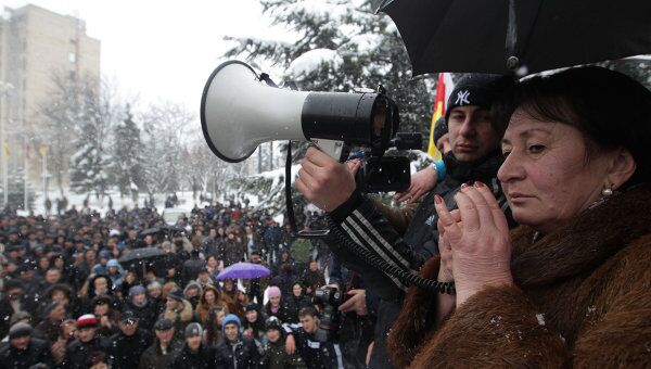 Митинги сторонников Аллы Джиоевой в Цхинвале Митинги сторонников Аллы Джиоевой в Цхинвале