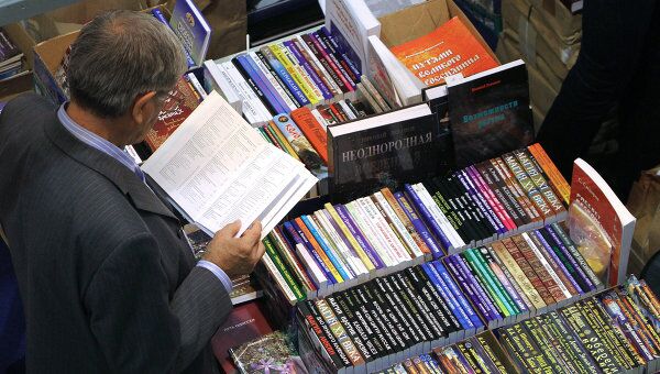 Посетитель на книжной ярмарке Посетитель на книжной ярмарке