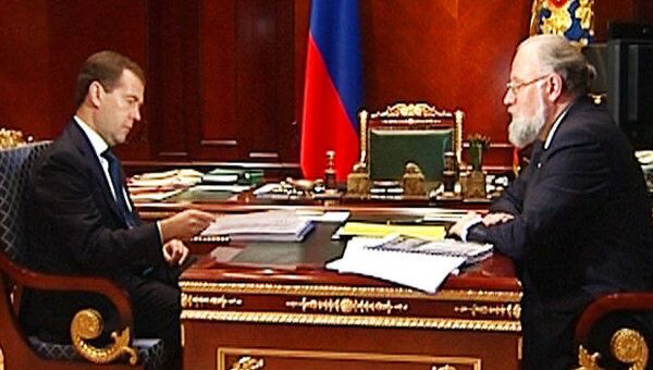 Медведев поручил Чурову проверить сведения о нарушениях на выборах Медведев поручил Чурову проверить сведения о нарушениях на выборах