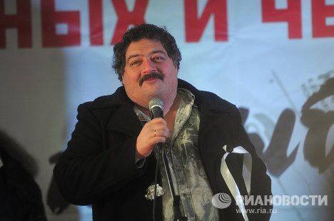Писатель Дмитрий Быков выступает на митинге За честные выборы на Болотной площади. Писатель Дмитрий Быков выступает на митинге За честные выборы на Болотной площади.