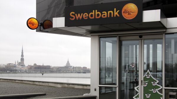 Вкладчики Swedbank активно снимают деньги из банкоматов Вкладчики Swedbank активно снимают деньги из банкоматов