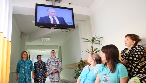 Пациентки пеританального центра смотрят трансляцию c Владимиром Путиным. Архивное фото Пациентки пеританального центра смотрят трансляцию c Владимиром Путиным. Архивное фото