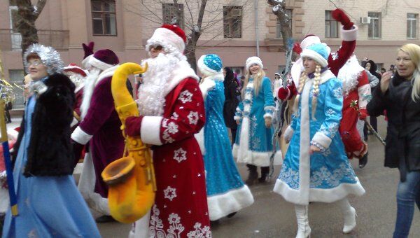 Новогодние персонажи прошли парадом по центру Волгограда Новогодние персонажи прошли парадом по центру Волгограда